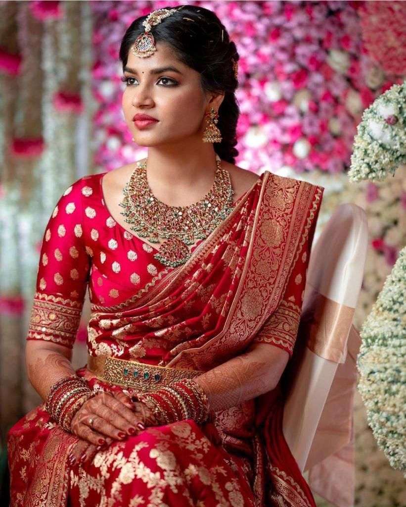 Elegant Red Banarasi Silk Saree With Delightful Blouse Piece