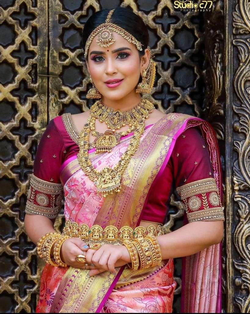 Exclusive Pink Banarasi Silk Saree With Unimpaired Blouse Piece