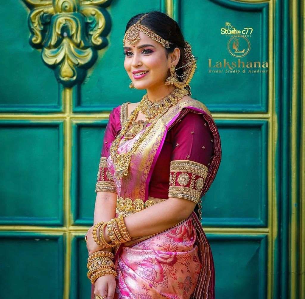 Exclusive Pink Banarasi Silk Saree With Unimpaired Blouse Piece