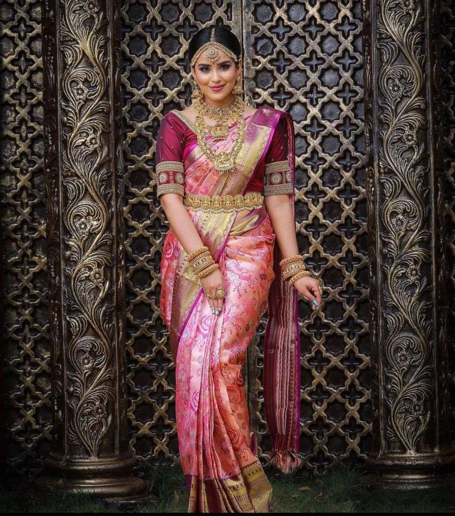 Exclusive Pink Banarasi Silk Saree With Unimpaired Blouse Piece