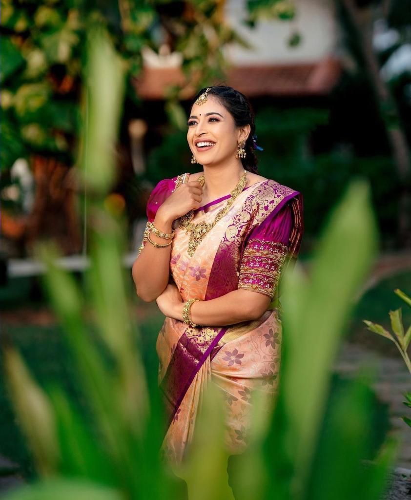 Artistic Beige Banarasi Silk Saree With Unfading Blouse Piece