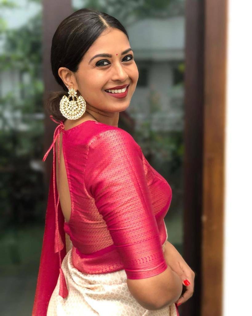 Luminous Off White Soft Silk Saree With Unique Blouse Piece