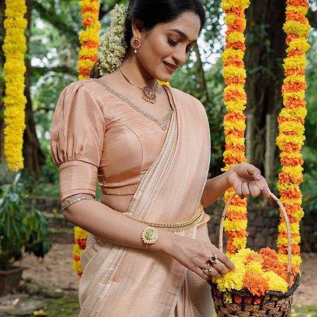Trendy Cream Soft Silk Saree With Inspiring Blouse Piece