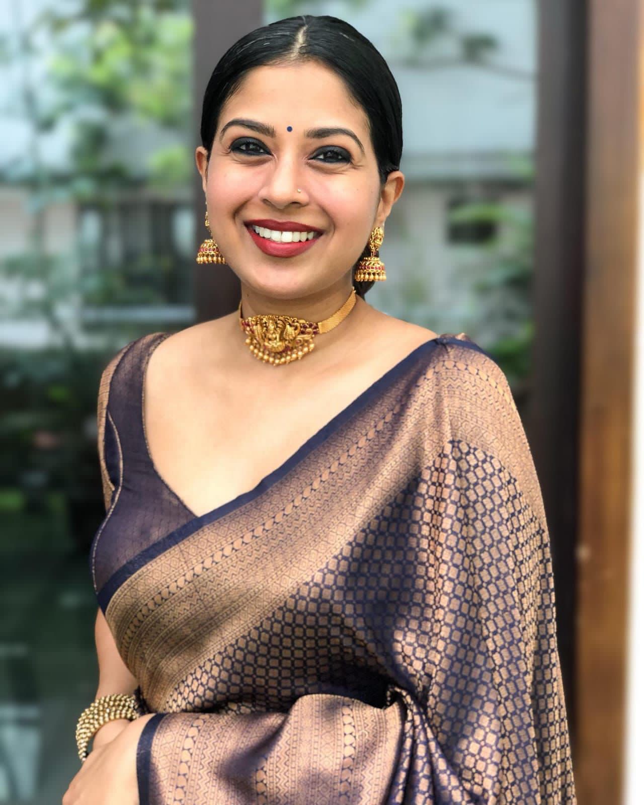 Majestic Navy Blue Soft Silk Saree With Lassitude Blouse Piece