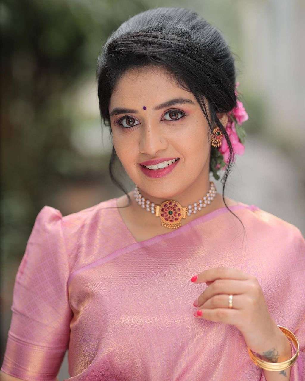 Delightful Peach Kanjivaram Silk Saree With Groovy Blouse Piece