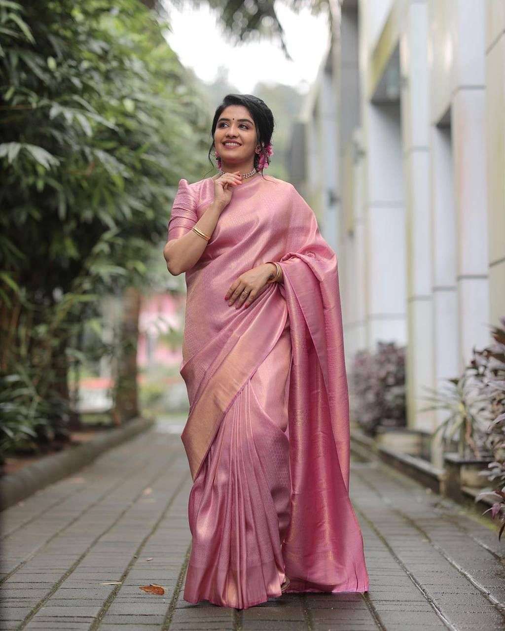 Delightful Peach Kanjivaram Silk Saree With Groovy Blouse Piece