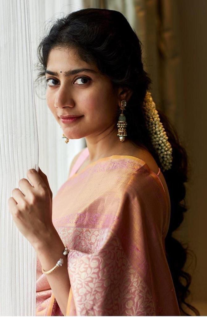 Graceful Pink Banarasi Silk Saree With Supreme Blouse Piece