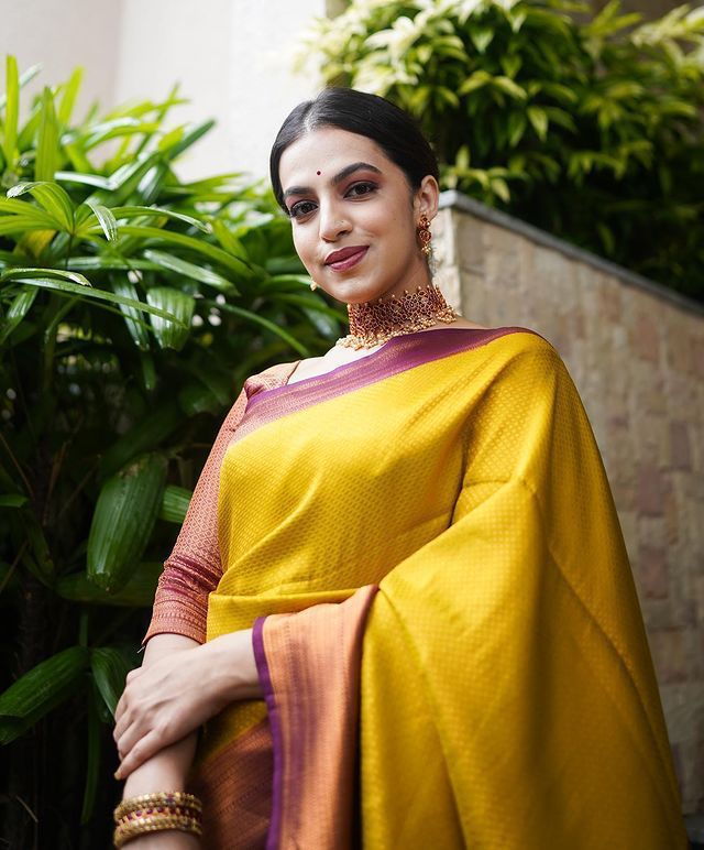 Ravishing Golden Soft Silk Saree With Snazzy Blouse Piece
