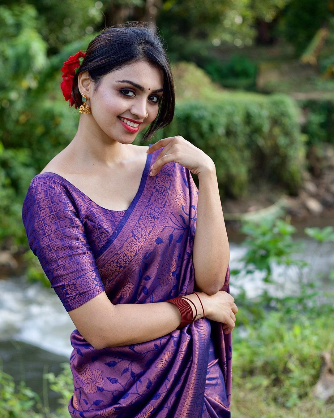 Glowing Navy Blue Banarasi Silk Saree With Magnetic Blouse Piece