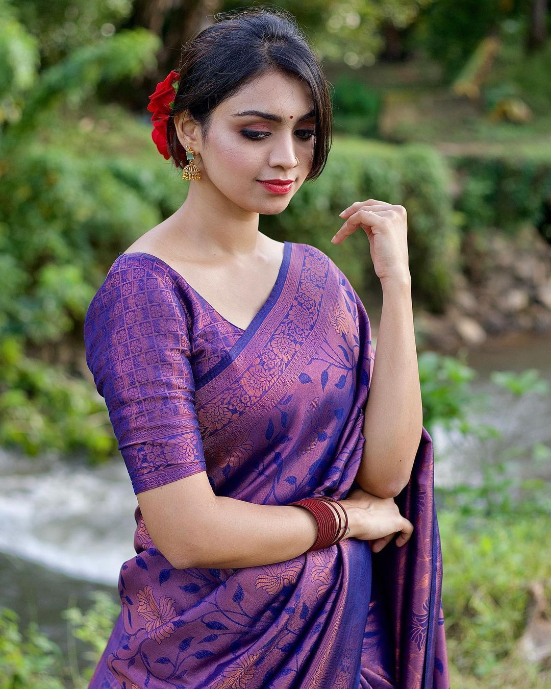 Glowing Navy Blue Banarasi Silk Saree With Magnetic Blouse Piece
