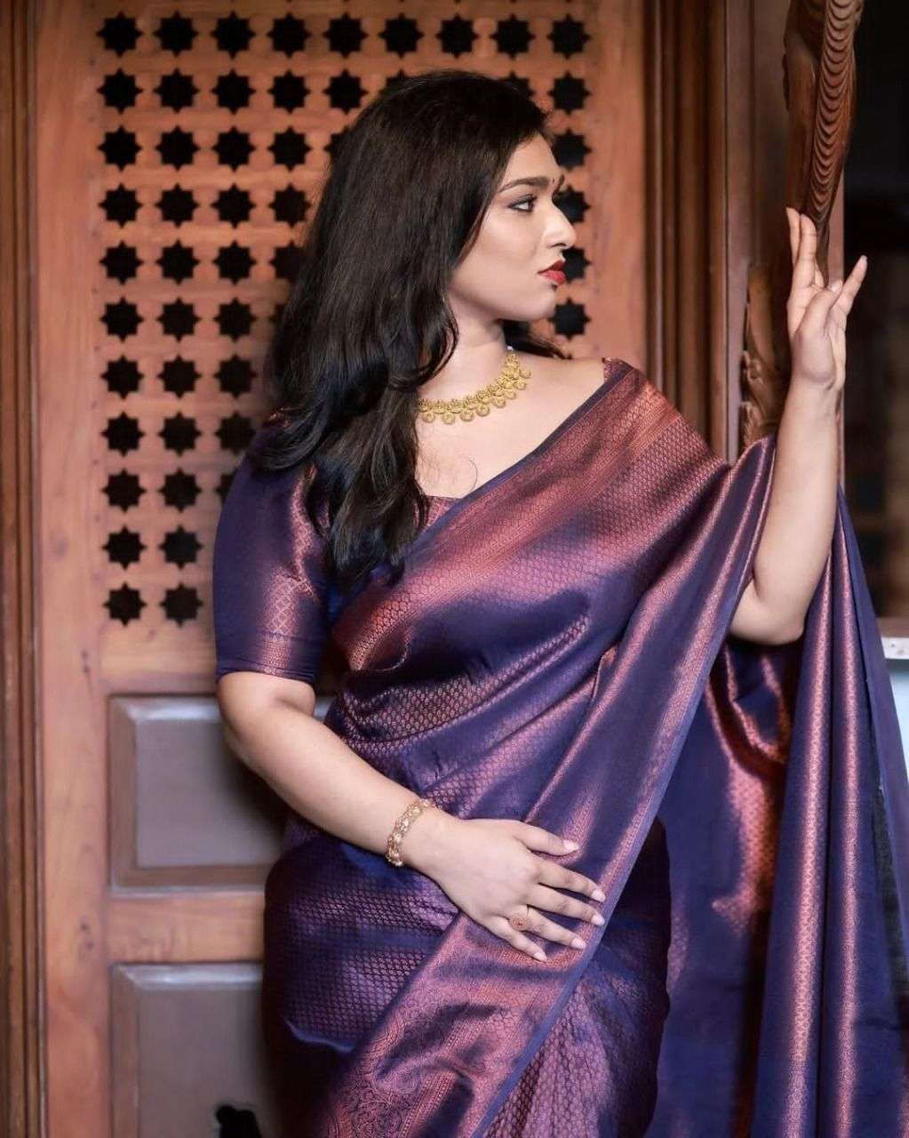 Pleasing Violent Soft Silk Saree With Classy Blouse Piece