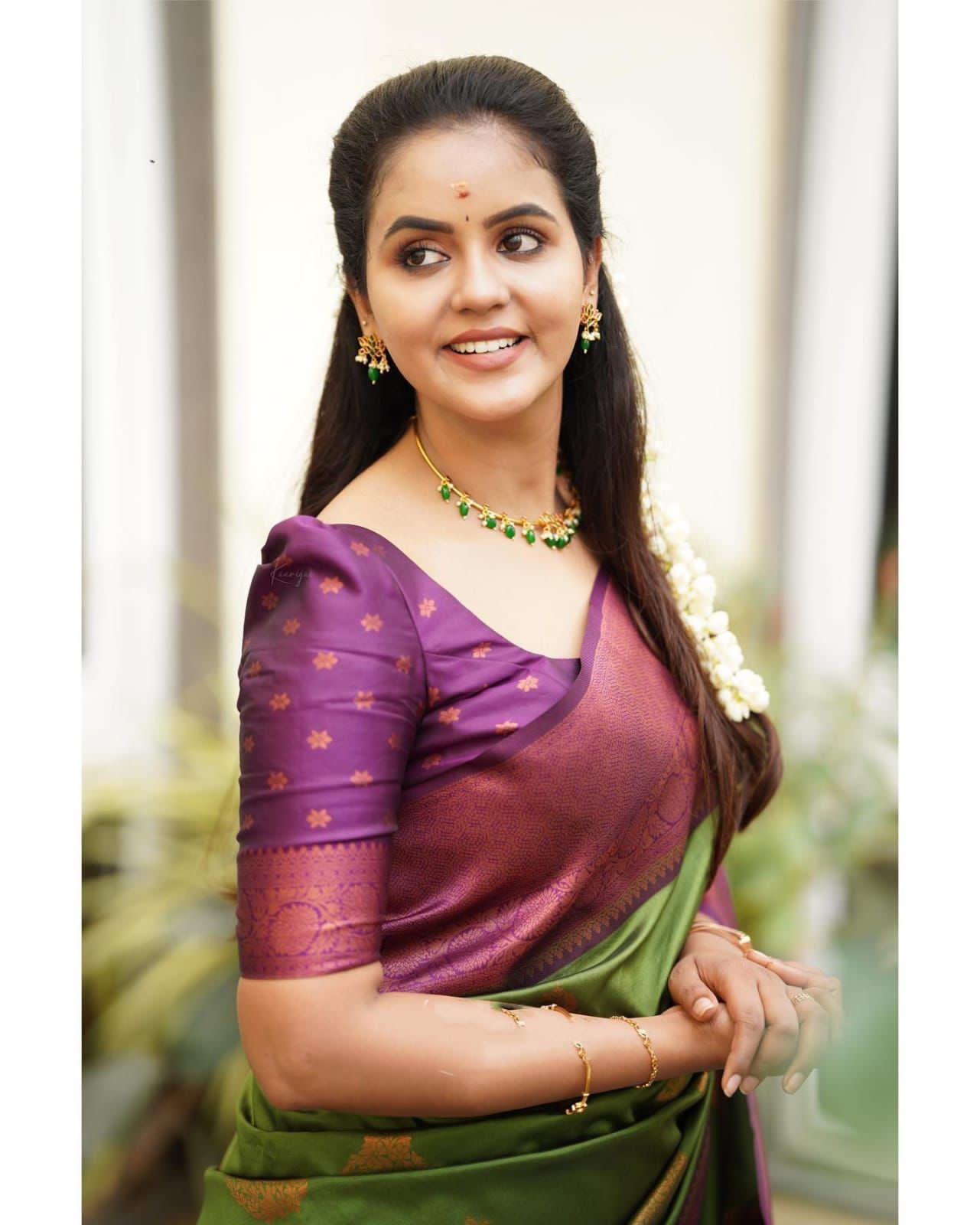 Glorious Green Banarasi Silk Saree With Adorable Blouse Piece
