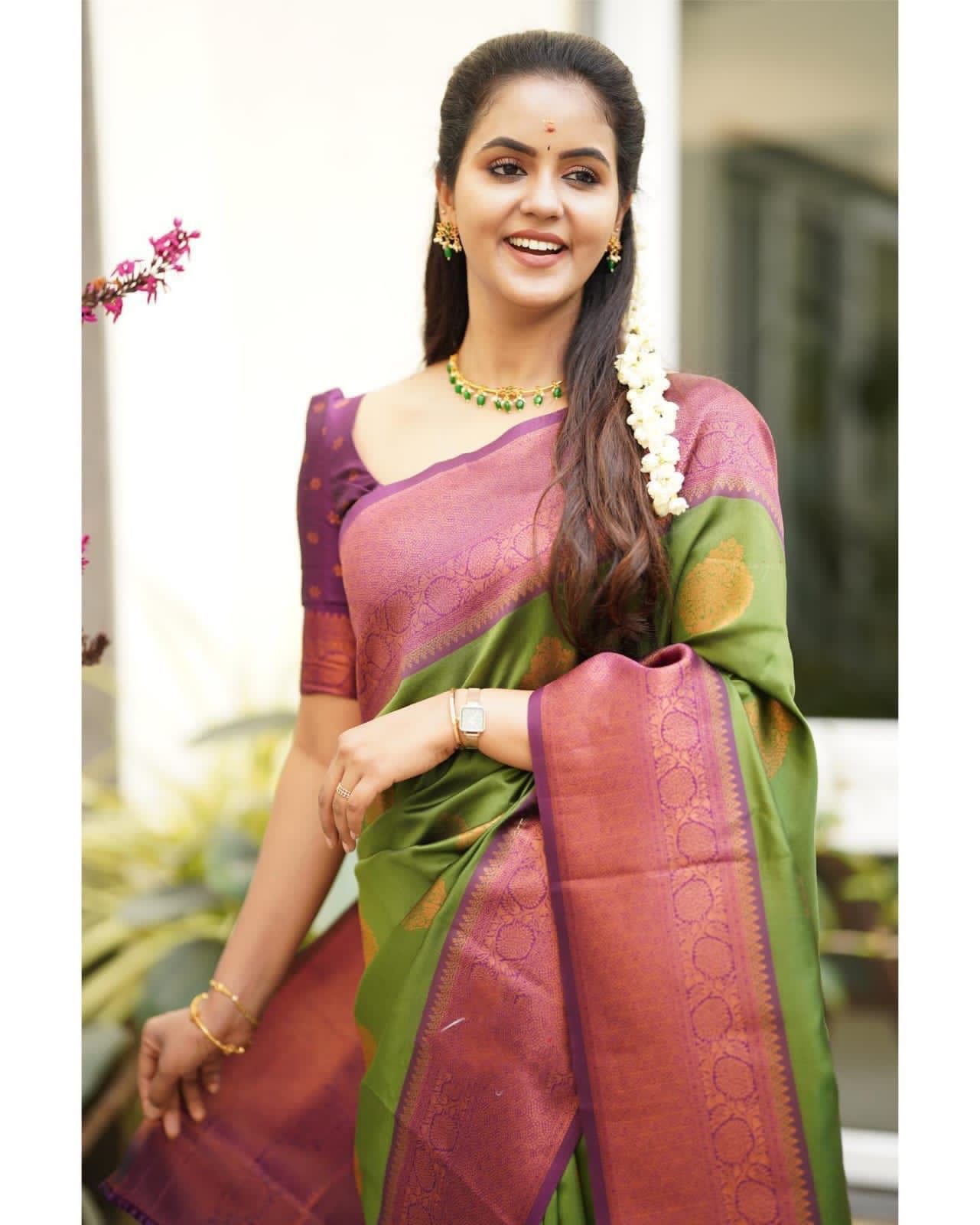 Glorious Green Banarasi Silk Saree With Adorable Blouse Piece