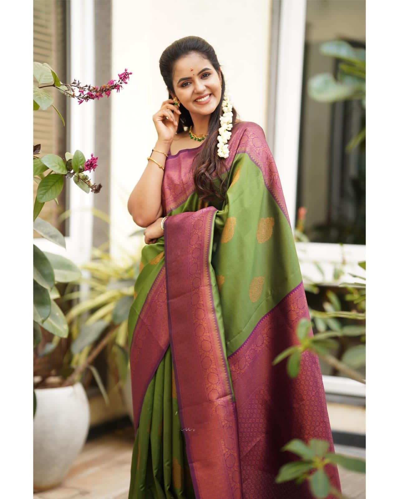 Glorious Green Banarasi Silk Saree With Adorable Blouse Piece