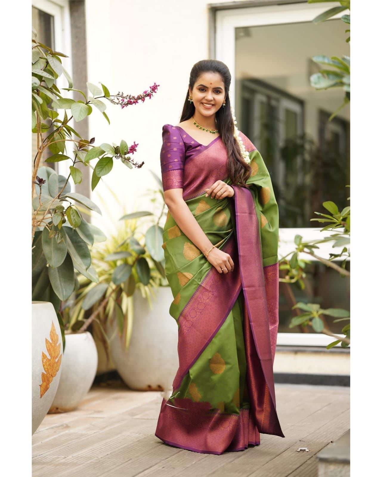 Glorious Green Banarasi Silk Saree With Adorable Blouse Piece