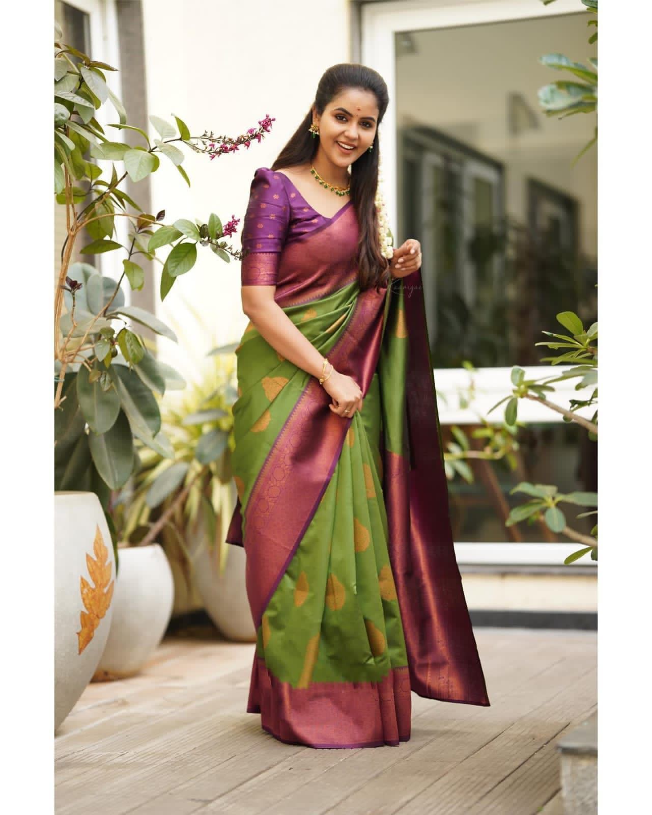 Glorious Green Banarasi Silk Saree With Adorable Blouse Piece