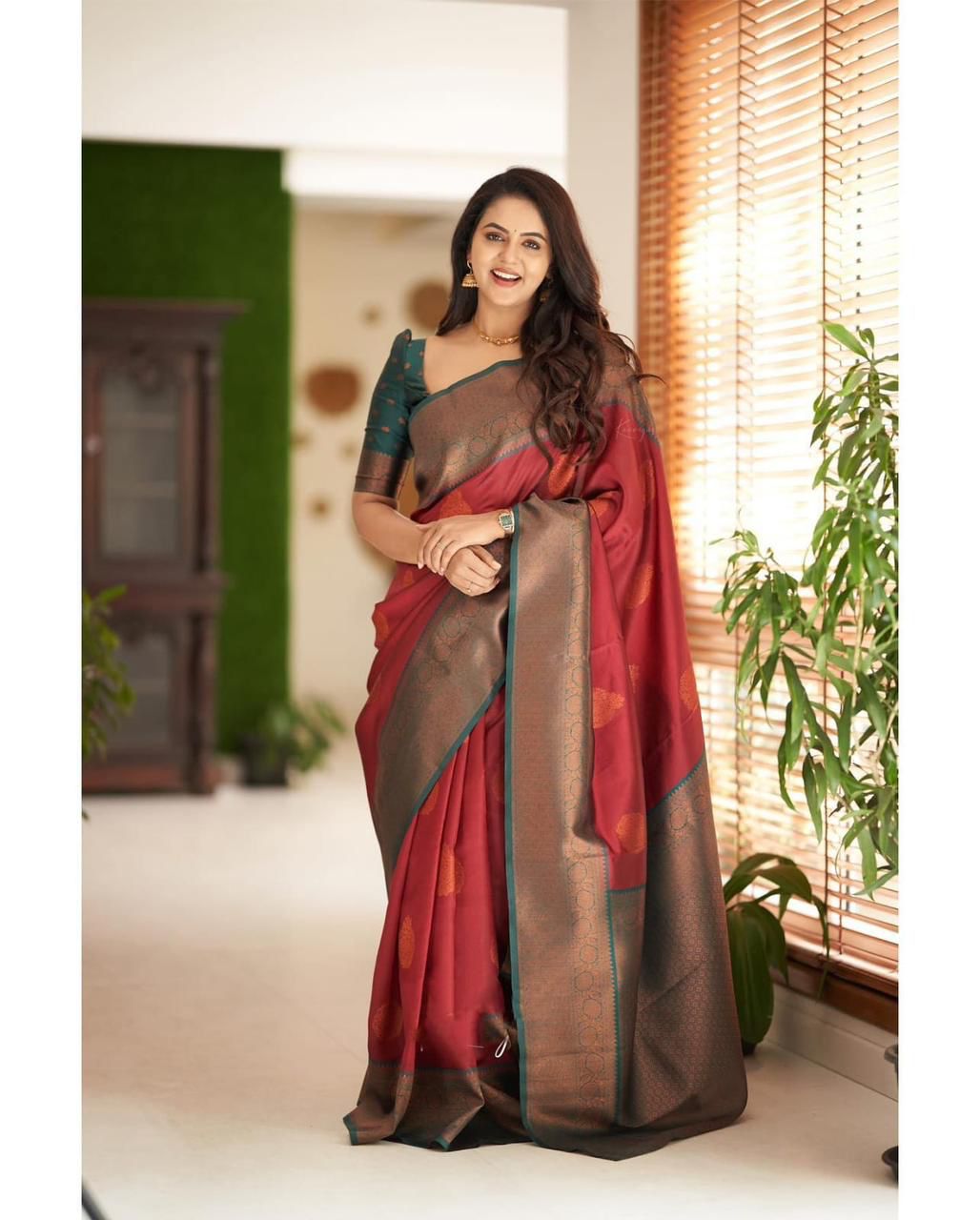 Fugacious Maroon Banarasi Silk Saree With Alluring Blouse Piece