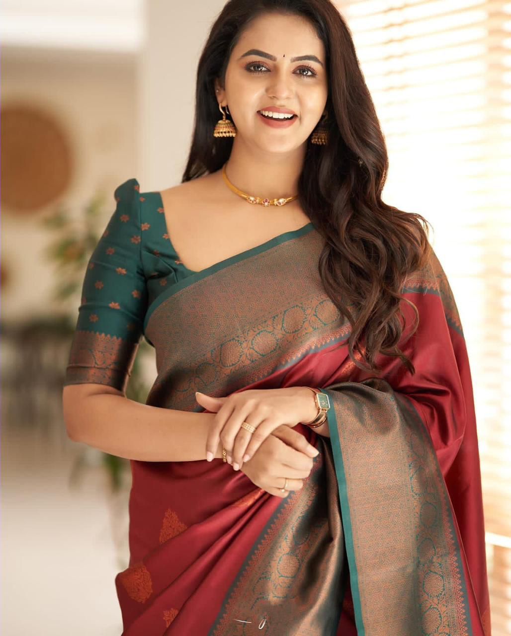 Fugacious Maroon Banarasi Silk Saree With Alluring Blouse Piece