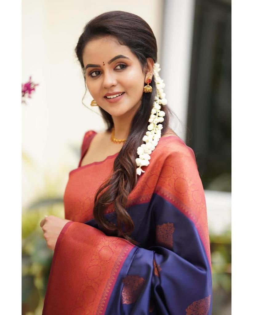 Ailurophile Navy Blue Banarasi Silk Saree With Astonishing Blouse Piece