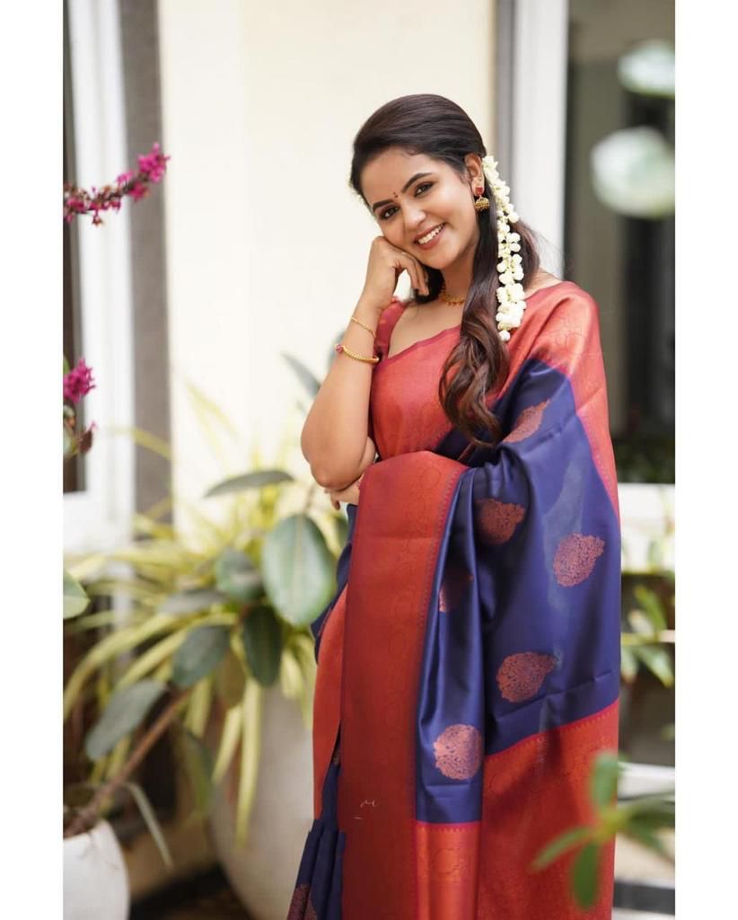 Ailurophile Navy Blue Banarasi Silk Saree With Astonishing Blouse Piece