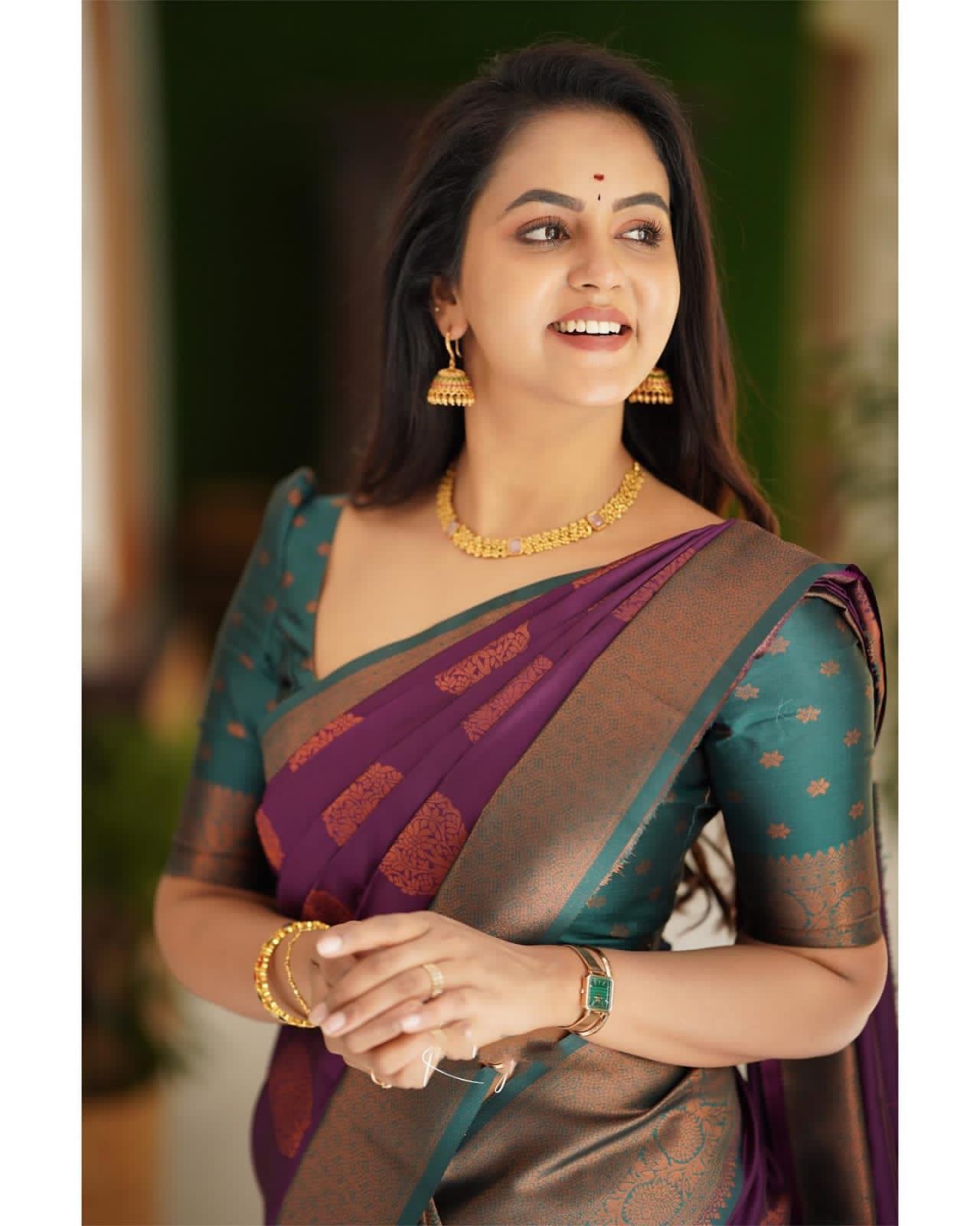 Glowing Purple Banarasi Silk Saree With Engrossing Blouse Piece