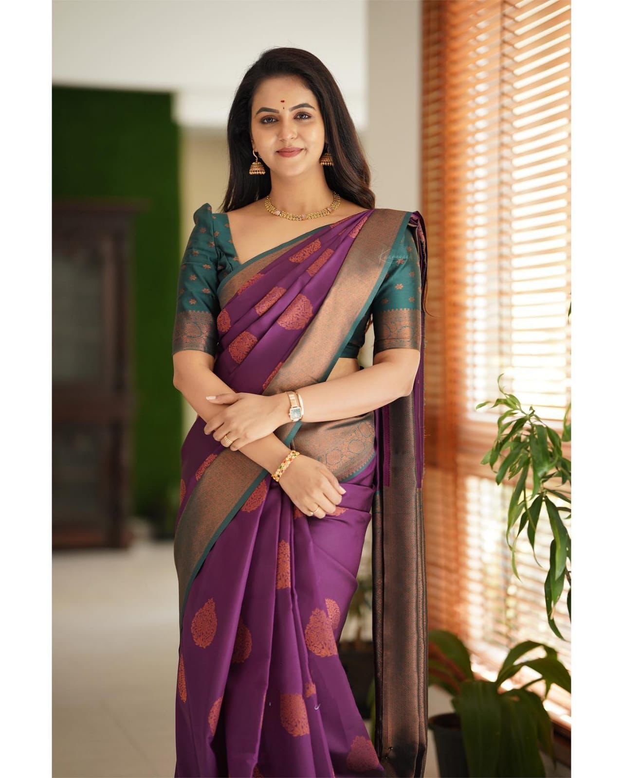 Glowing Purple Banarasi Silk Saree With Engrossing Blouse Piece