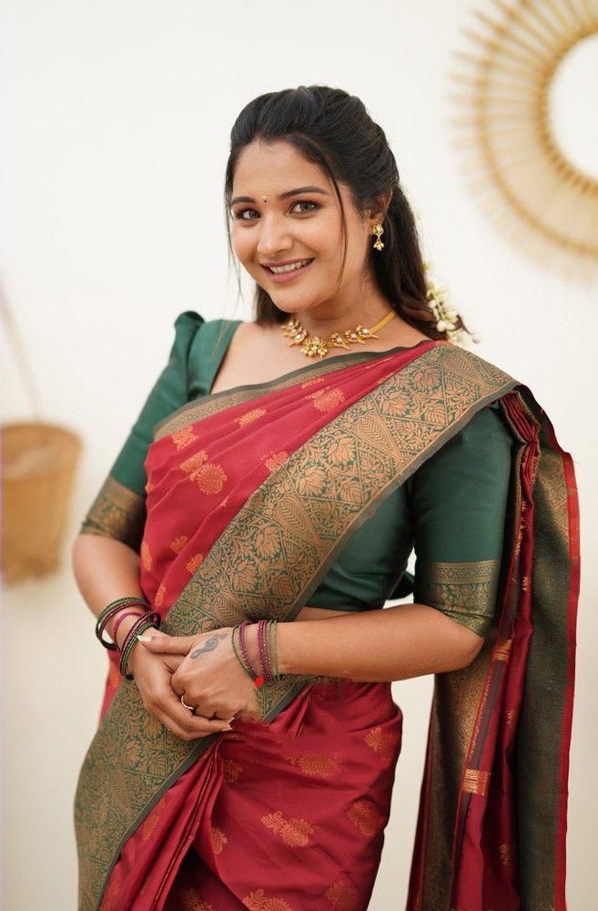 Amiable Maroon Banarasi Silk Saree With Flaunt Blouse Piece