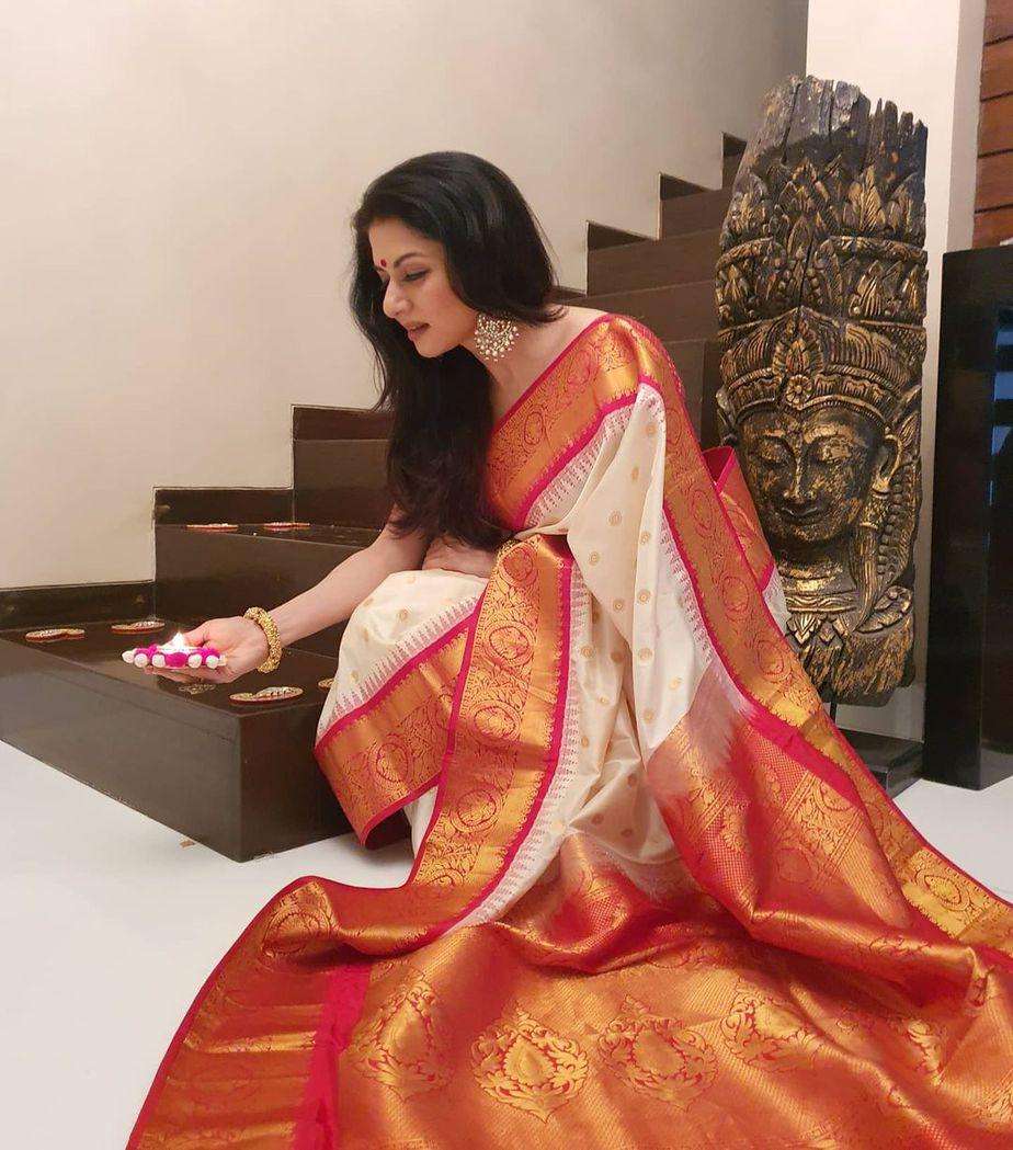Radiant Cream Soft Silk Saree With Marvelous Blouse Piece