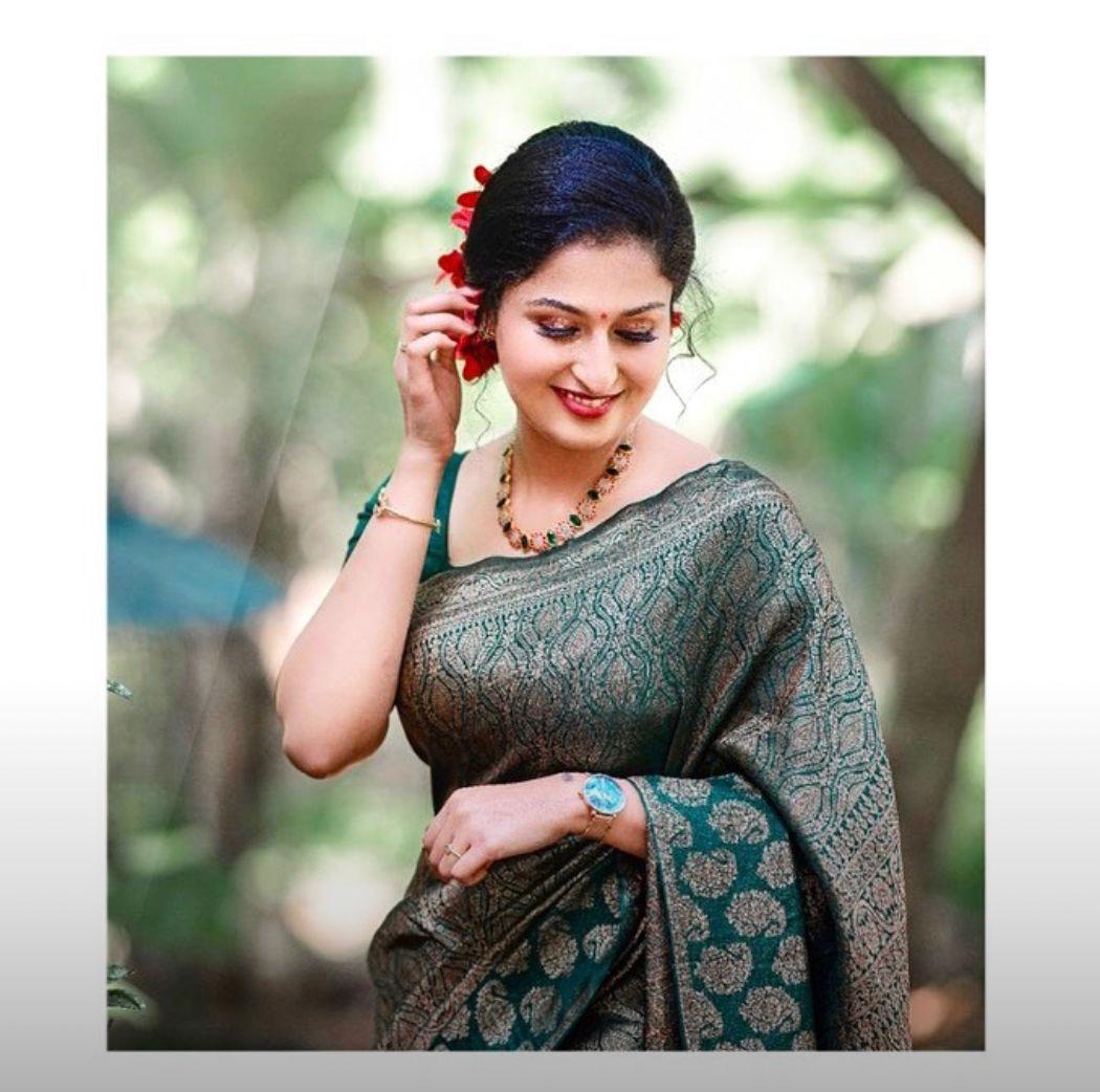 Hypnotic Dark Green Banarasi Silk Saree With Stylish Blouse Piece