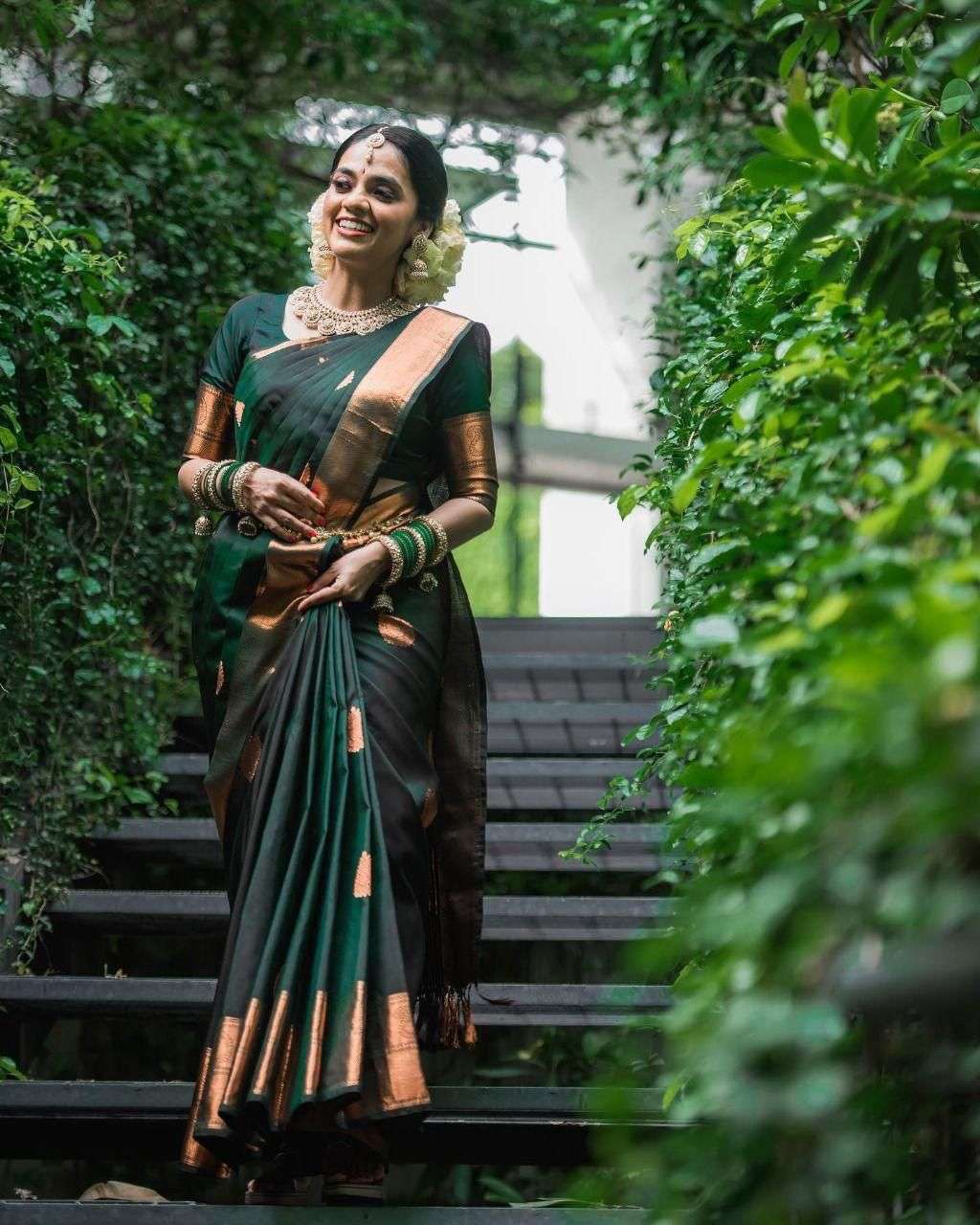 Beautiful Green Banarasi Silk Saree With Sophisticated Blouse Piece