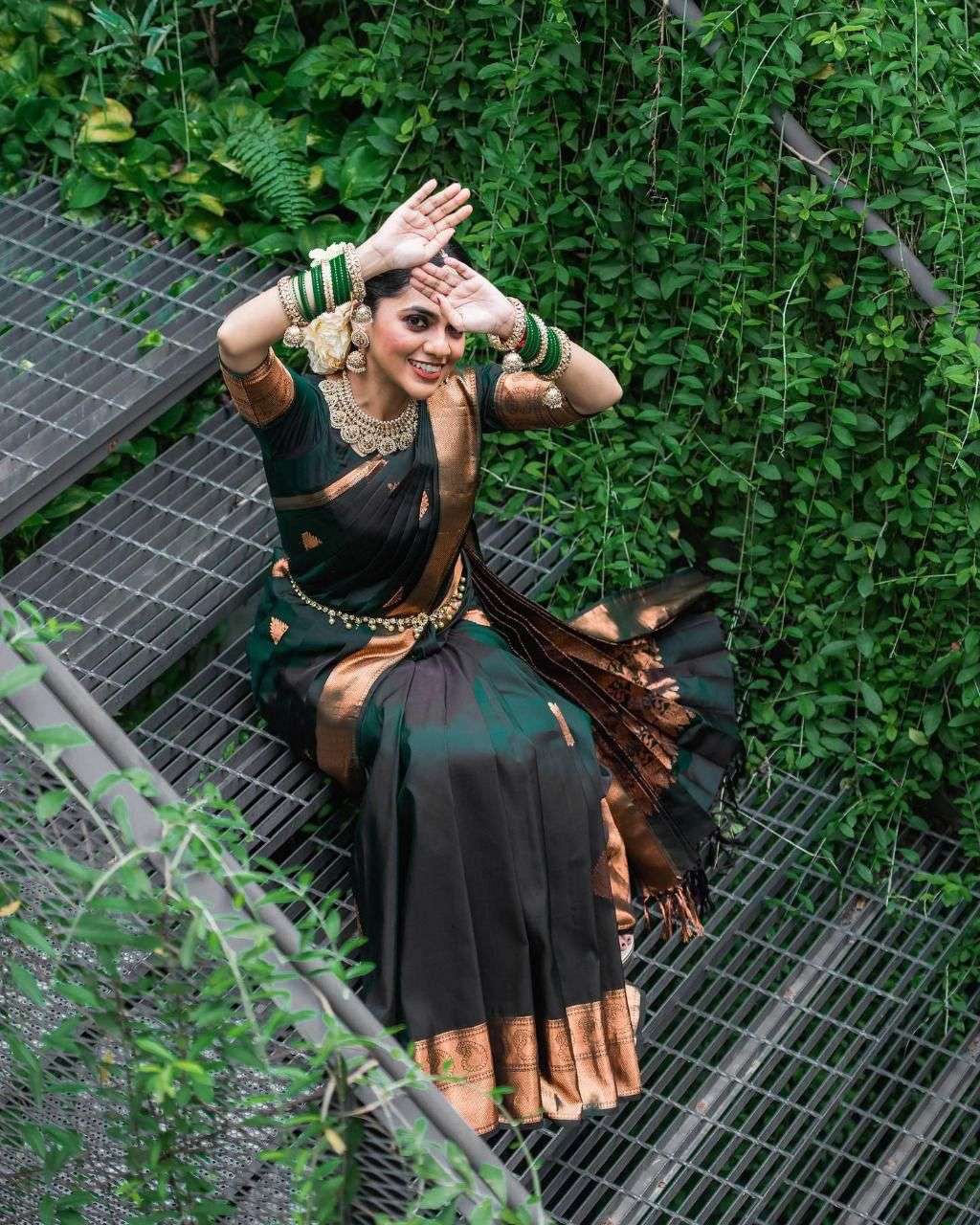 Beautiful Green Banarasi Silk Saree With Sophisticated Blouse Piece