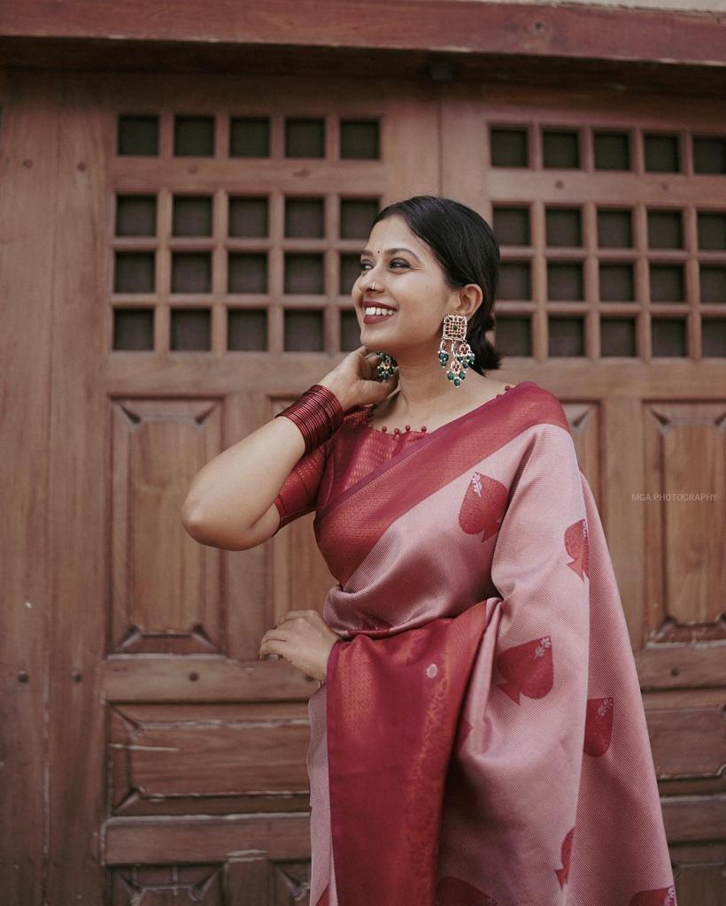 Lovely Red Banarasi Silk Saree With Supreme Blouse Piece