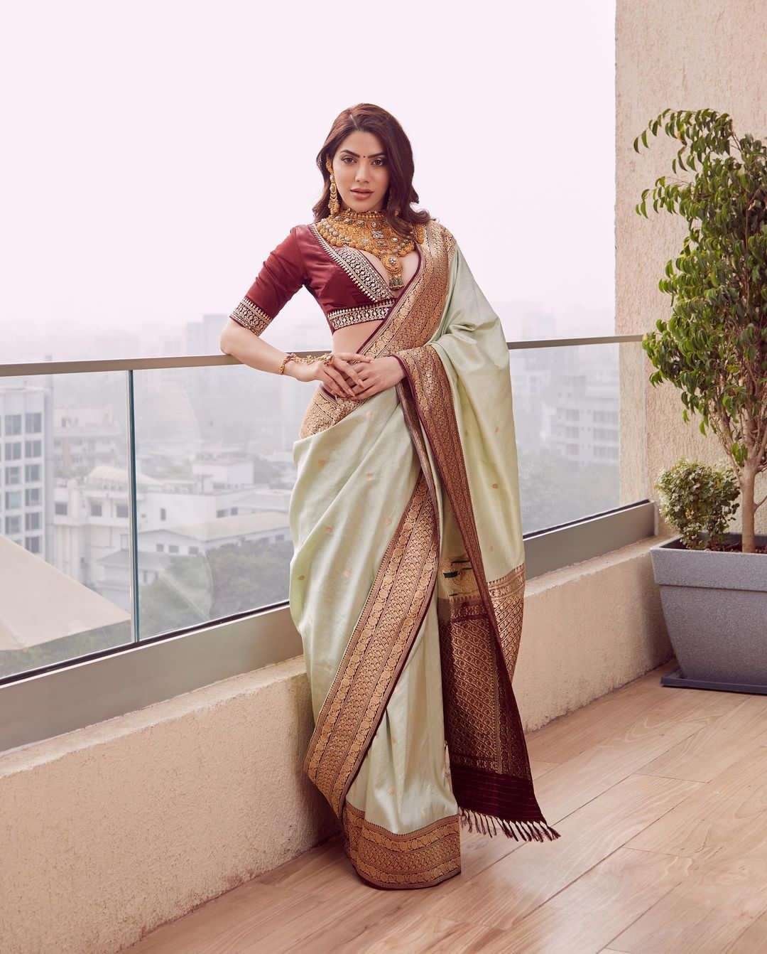 Enrapturing White Soft Silk Saree With Exceptional Blouse Piece