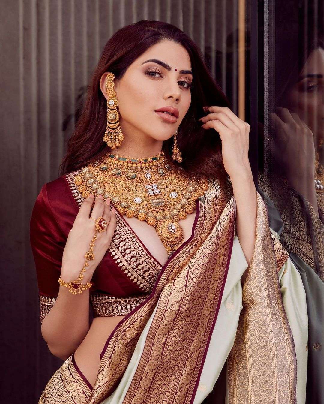 Enrapturing White Soft Silk Saree With Exceptional Blouse Piece