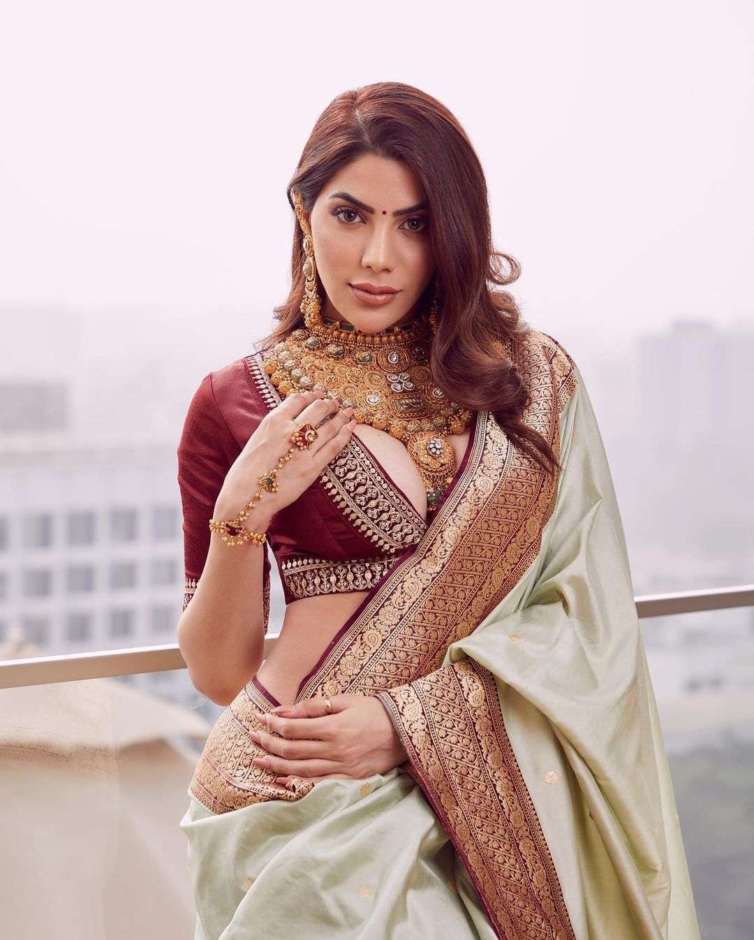 Enrapturing White Soft Silk Saree With Exceptional Blouse Piece