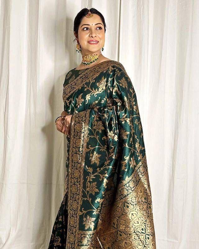 Amiable Dark Green Banarasi Silk Saree With Gratifying Blouse Piece