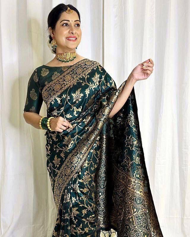 Amiable Dark Green Banarasi Silk Saree With Gratifying Blouse Piece