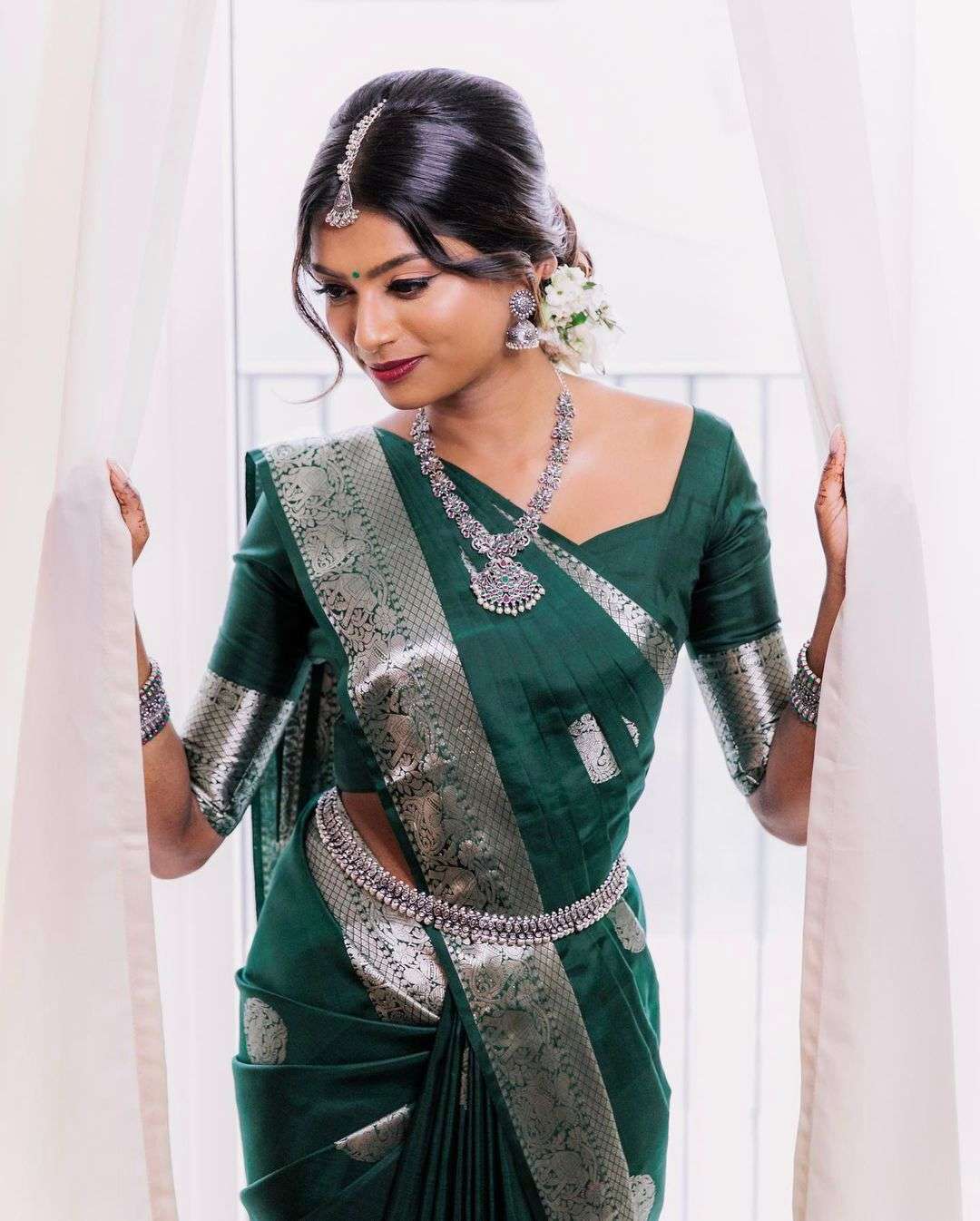 Exquisite Green Banarasi Silk Saree With Uplifting Blouse Piece