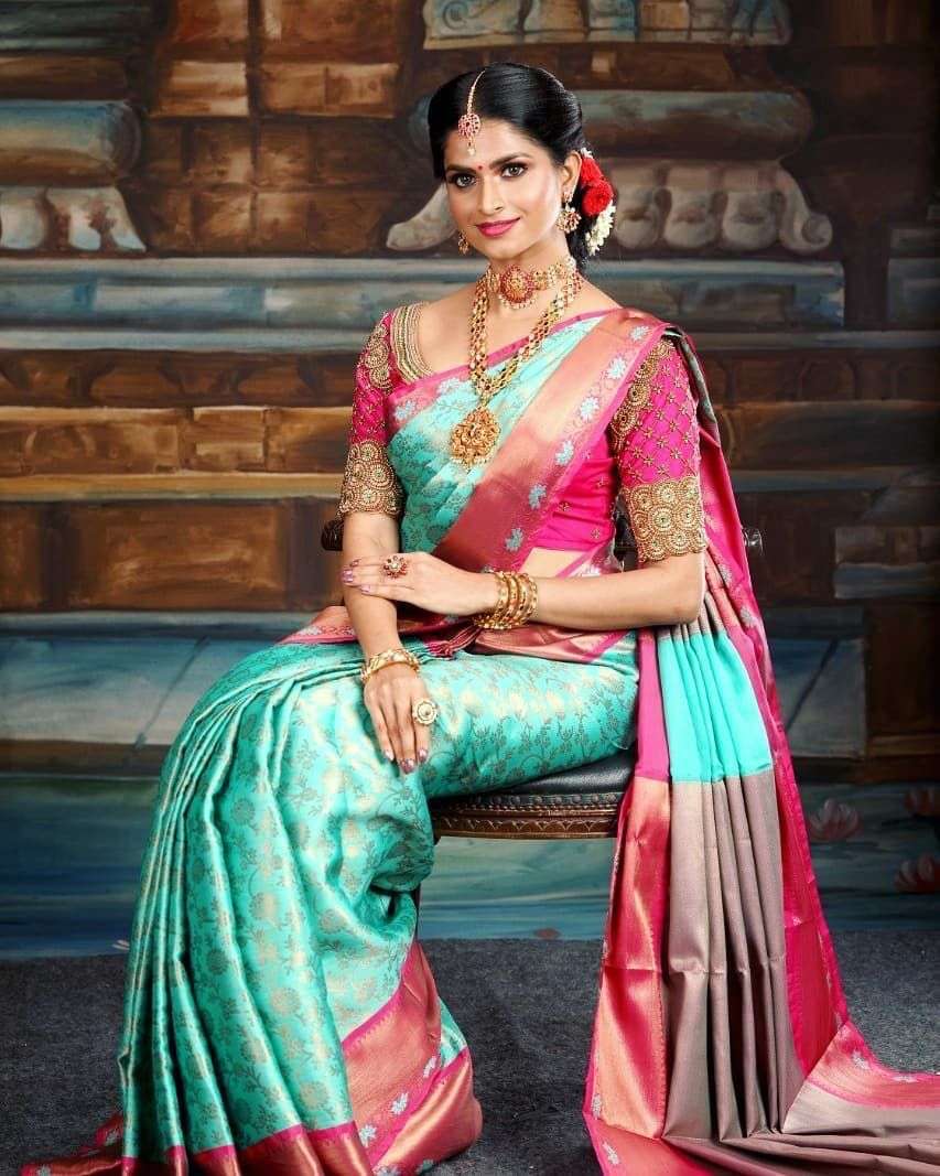 Exquisite Firozi Soft Silk Saree With Delightful Blouse Piece