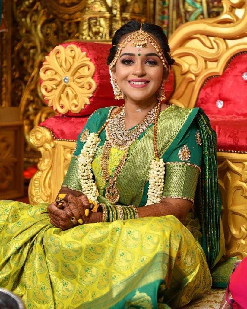 Dazzling Yellow Banarasi Silk Saree With Alluring Blouse Piece