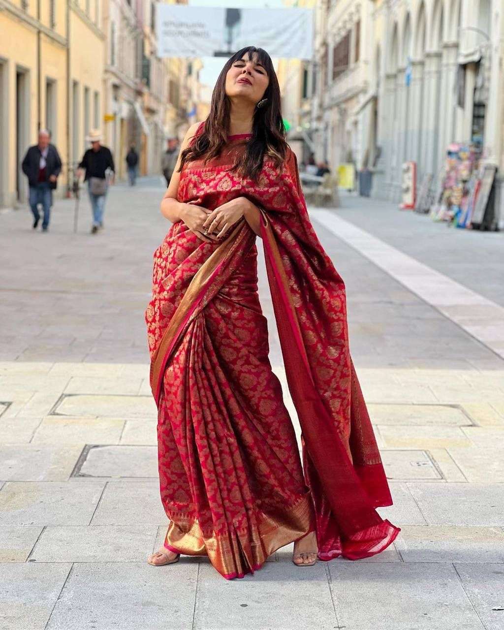 Divine Red Banarasi Silk Saree With Intriguing Blouse Piece