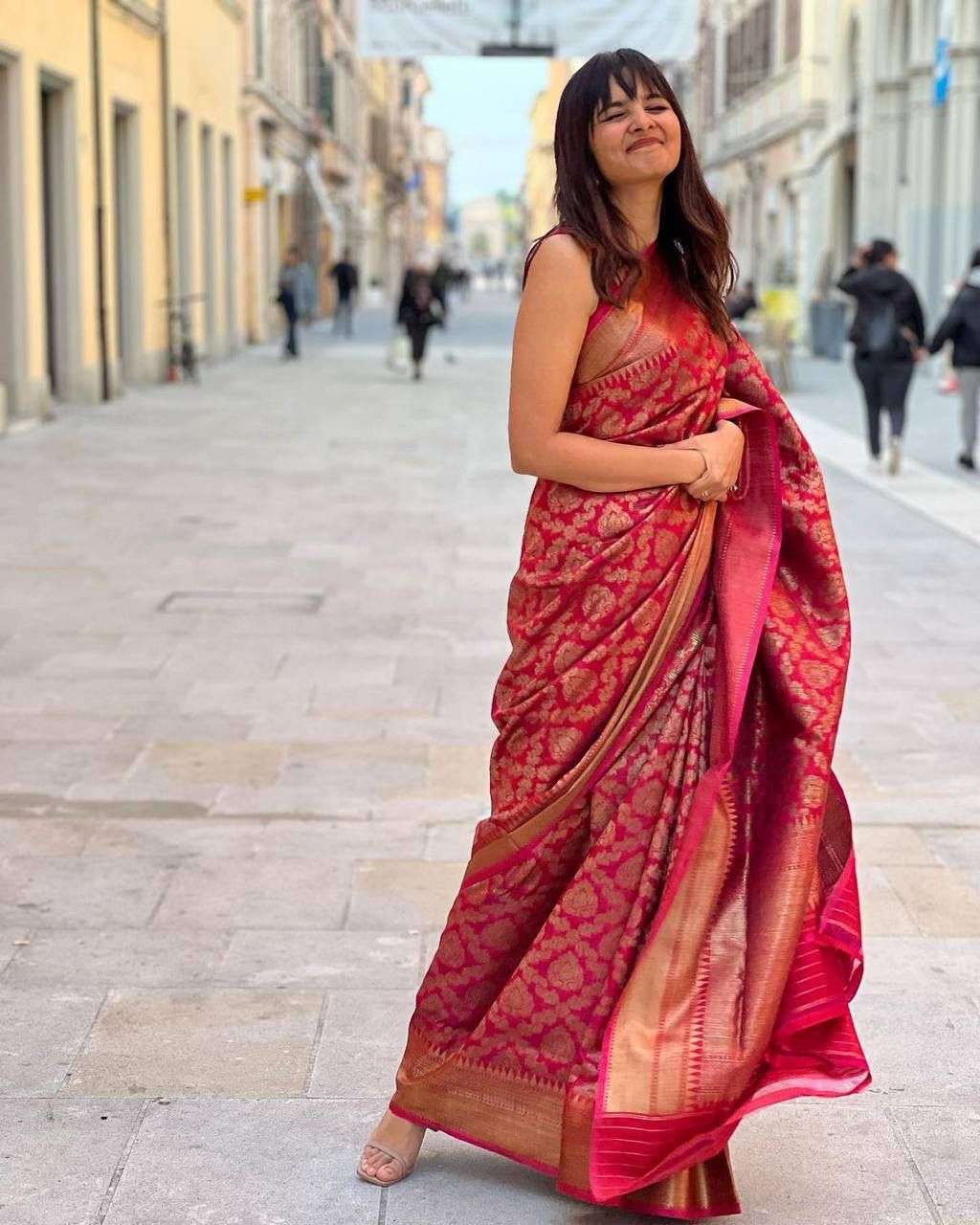 Divine Red Banarasi Silk Saree With Intriguing Blouse Piece