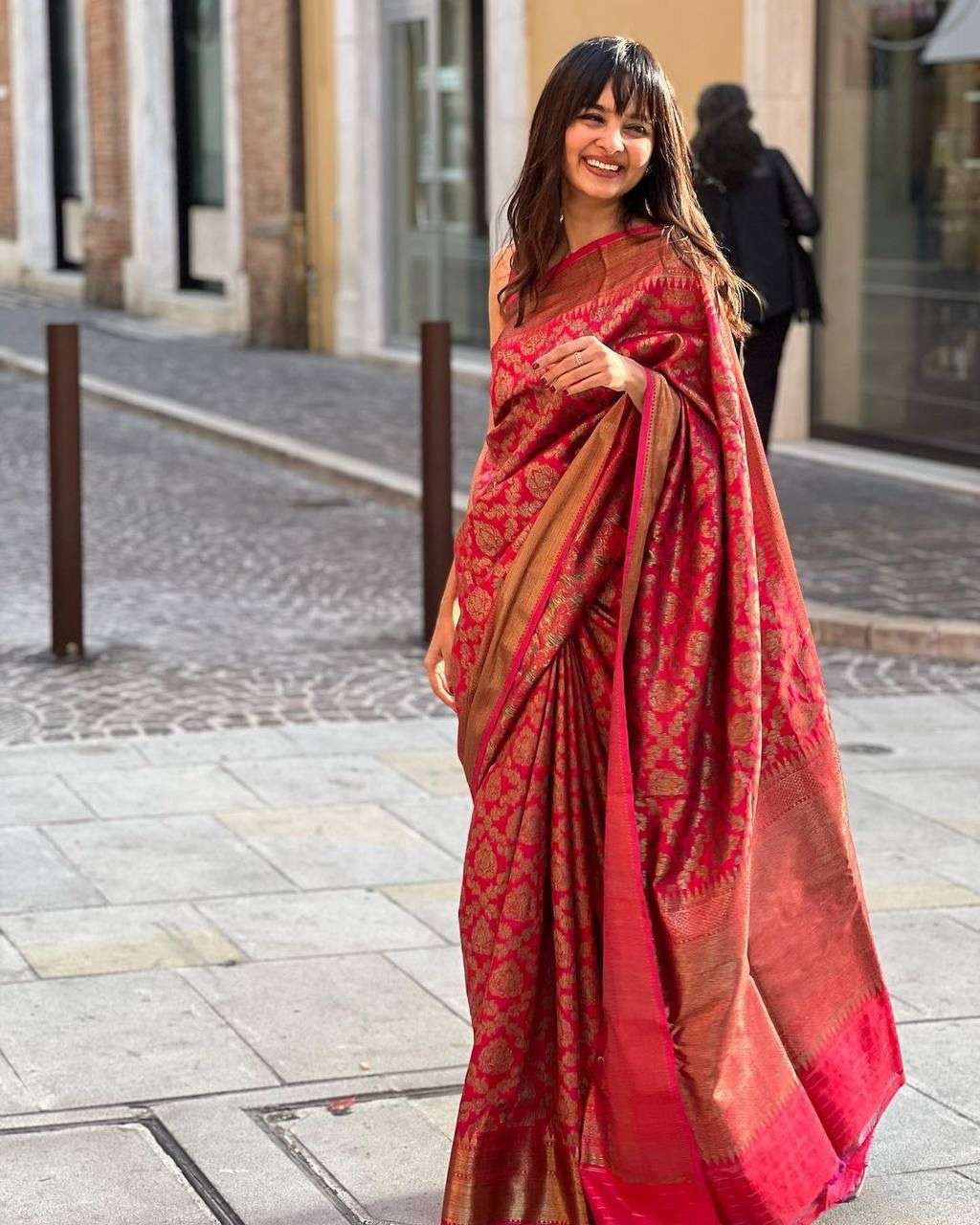 Divine Red Banarasi Silk Saree With Intriguing Blouse Piece