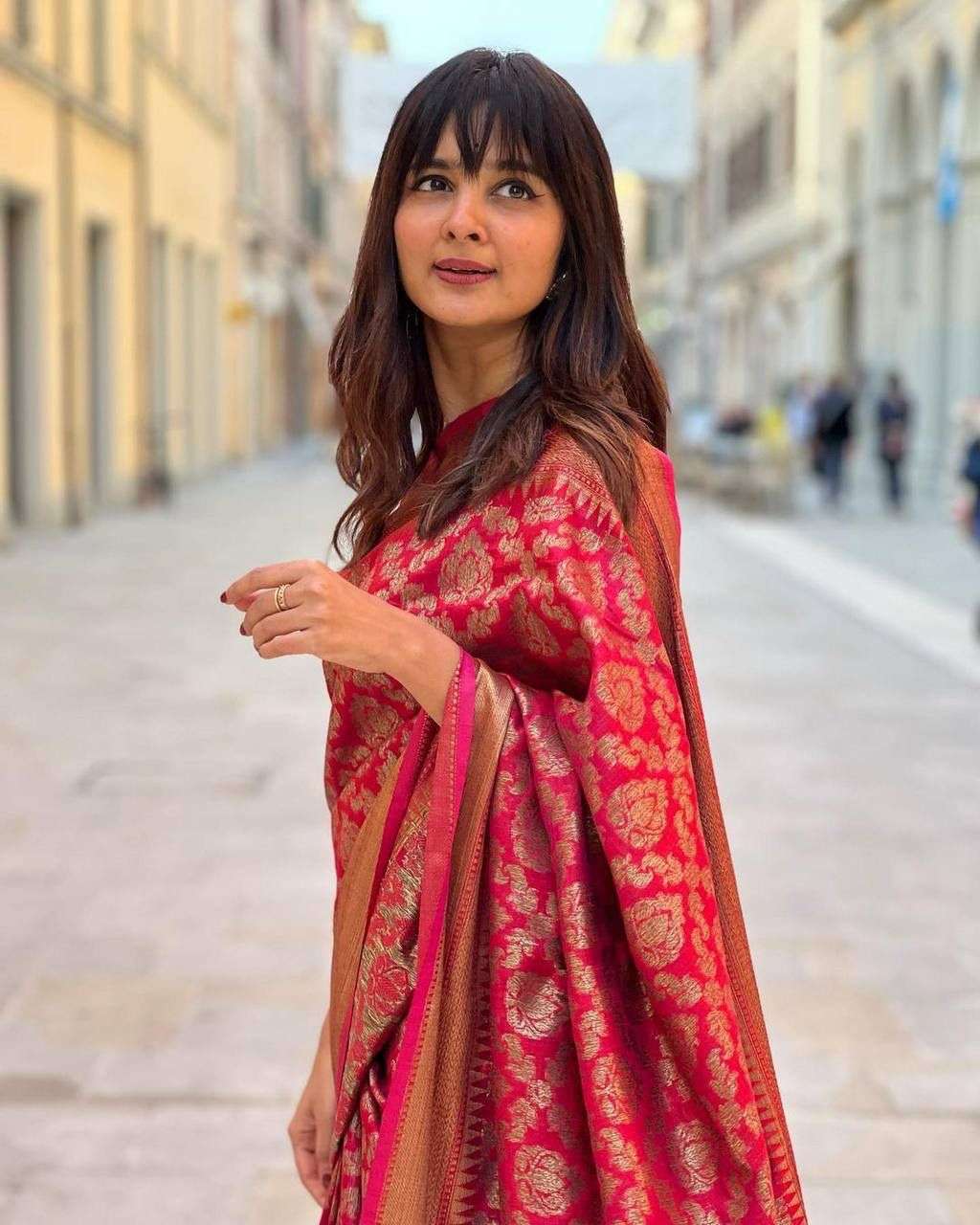 Divine Red Banarasi Silk Saree With Intriguing Blouse Piece