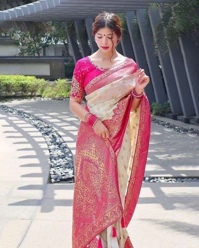 Lovely White Soft Silk Saree With Fugacious Blouse Piece