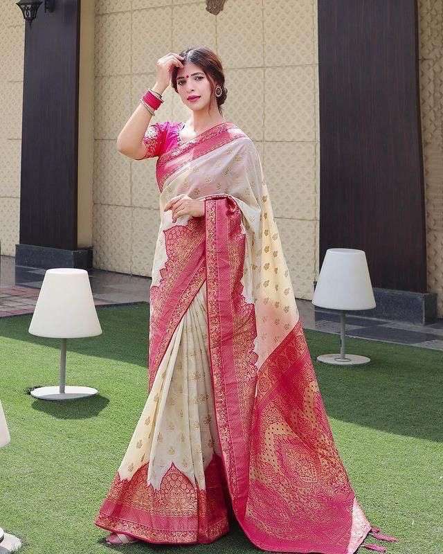 Lovely White Soft Silk Saree With Fugacious Blouse Piece