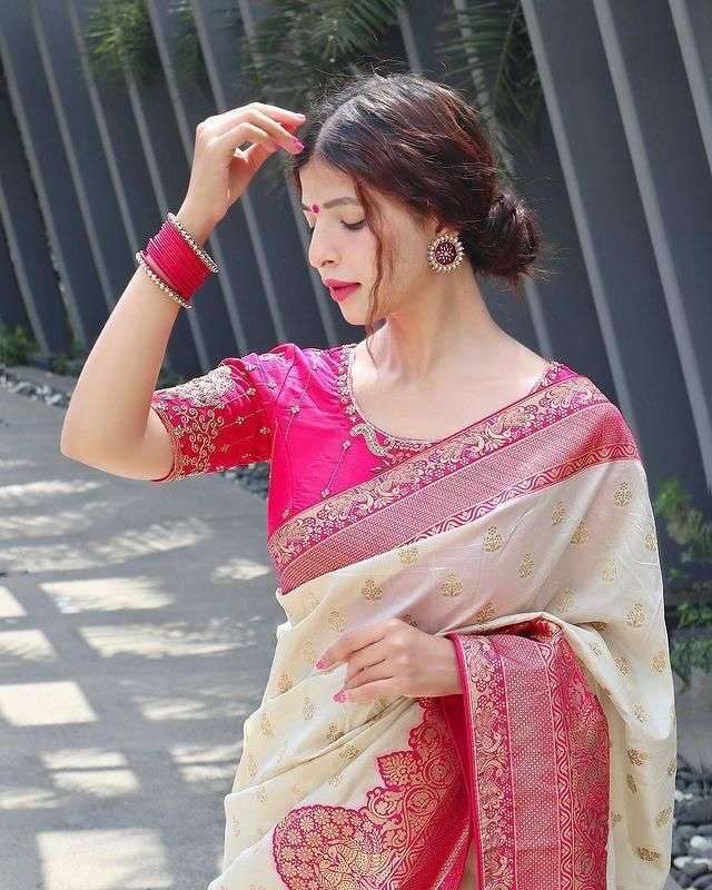 Lovely White Soft Silk Saree With Fugacious Blouse Piece