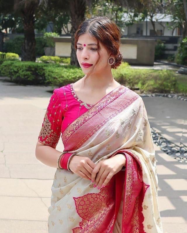 Lovely White Soft Silk Saree With Fugacious Blouse Piece