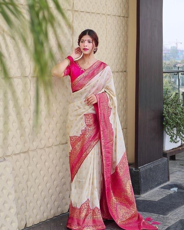 Lovely White Soft Silk Saree With Fugacious Blouse Piece
