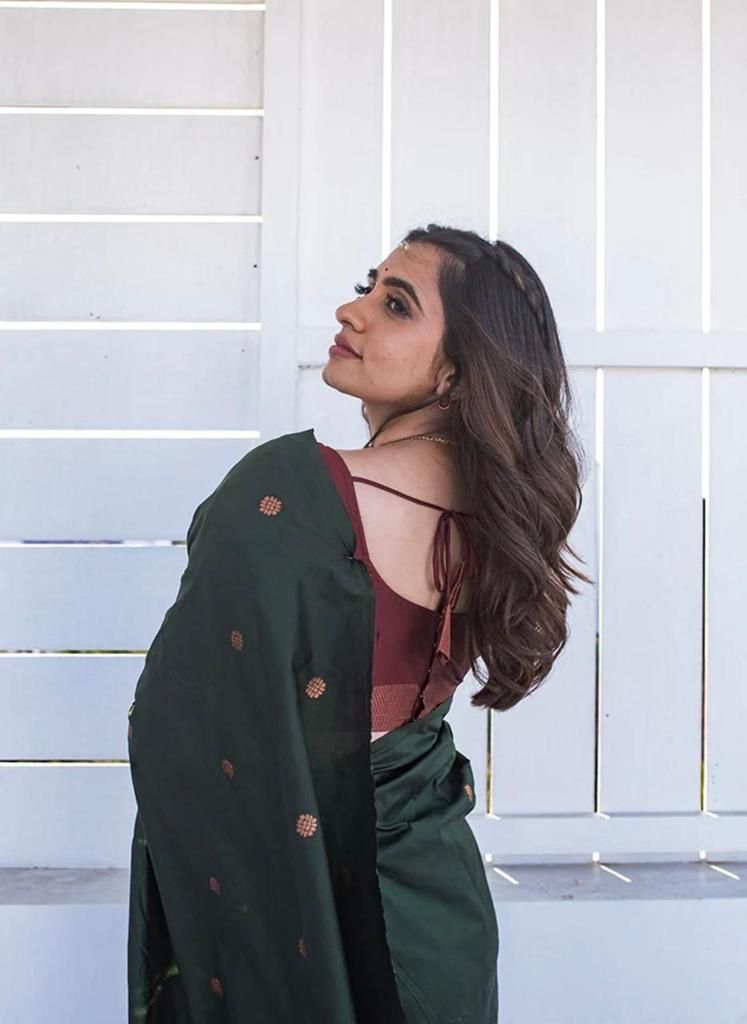 Desuetude Dark Green Soft Silk Saree With Excellent Blouse Piece